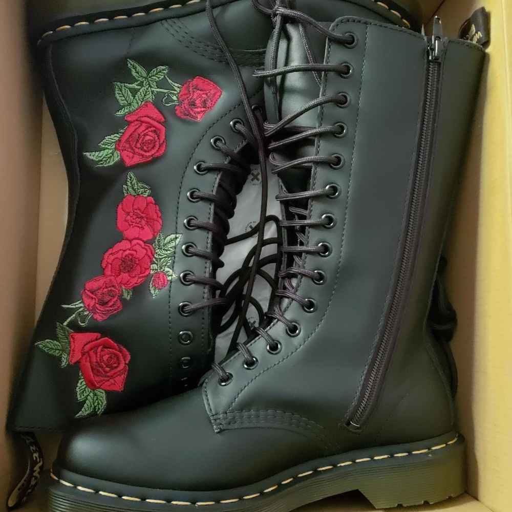 Dr. Martens Women's 14-Eye Vonda Boot Sz 8